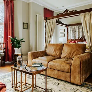 https://luxury-suite-in-cardiff-city-centre-secure-parking.cardiffhotelswales.com