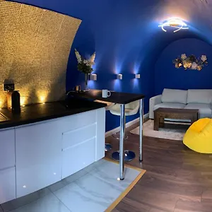 Apartment Quirky Vaulted Flat With Terrace, Bath
